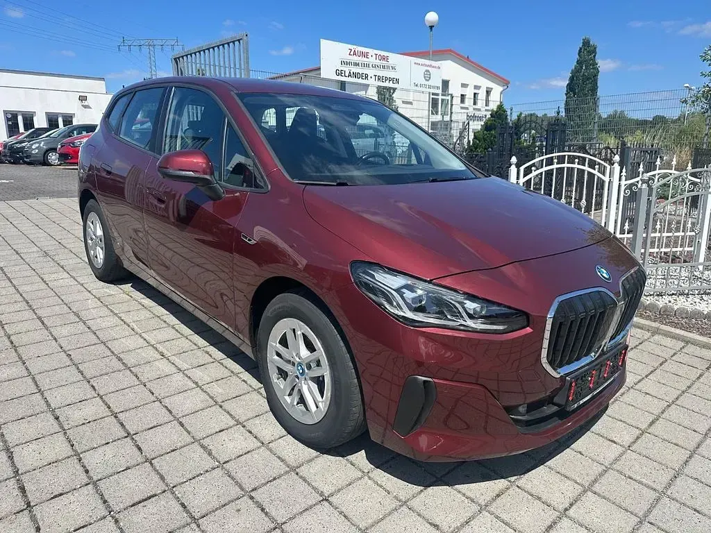 Gebraucht BMW 225 Active Tourer Luxury Line 245 PS (180 kW) 2022 Rot Van / Kleinbus