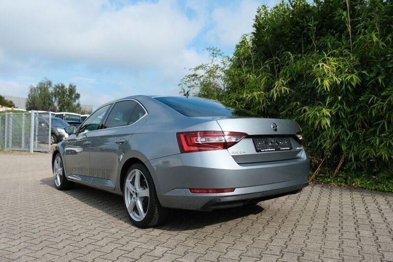 Gebraucht Skoda Superb Style 150 PS (110 kW) 2016 Grau Limousine