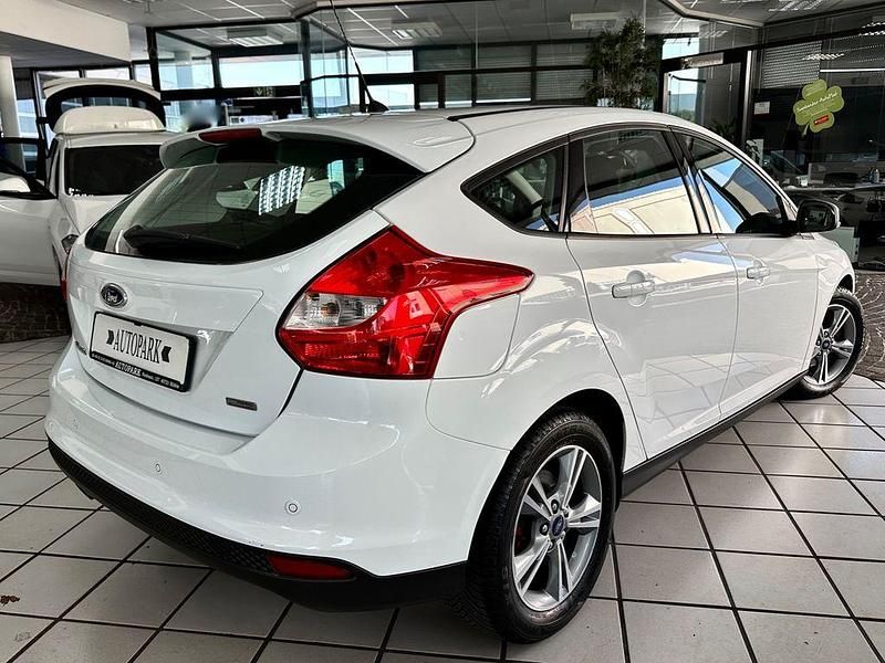 Używany Ford Focus SYNC Edition 125 KM (91 kW) 2014 Biały Sedan/Limuzyna