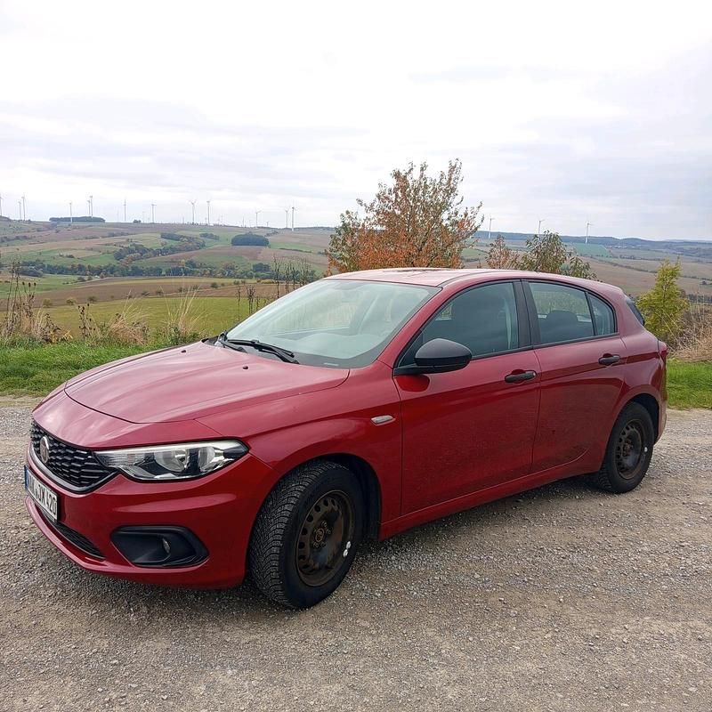 Rot Gebraucht 2016 Fiat Tipo Kleinwagen | 7.499 € (Etwas zu teuer) - Bild 1/4