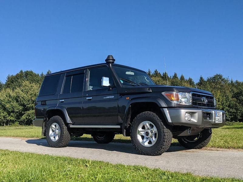 Grau Gebraucht 2023 Toyota Land Cruiser SUV | 75.000 € - Bild 1/4