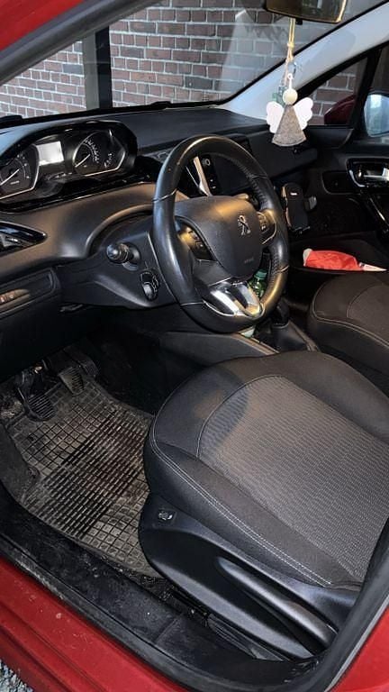 Gebraucht Peugeot 208 Allure 99 PS (72 kW) 2017 Rot Kleinwagen