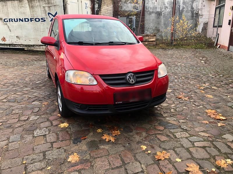 Rot Gebraucht 2005 VW Fox Kleinwagen | 2.650 € (Teuer) - Bild 1/4