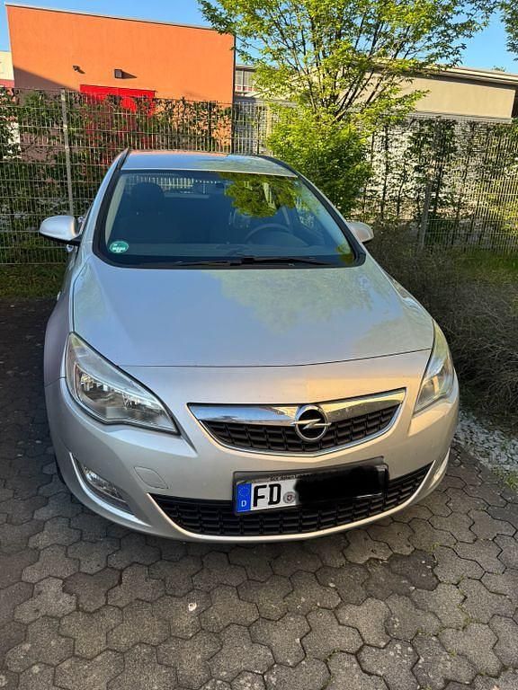 Grau Gebraucht 2011 Opel Astra Kombi | 2.600 € (Etwas zu teuer) - Bild 1/4