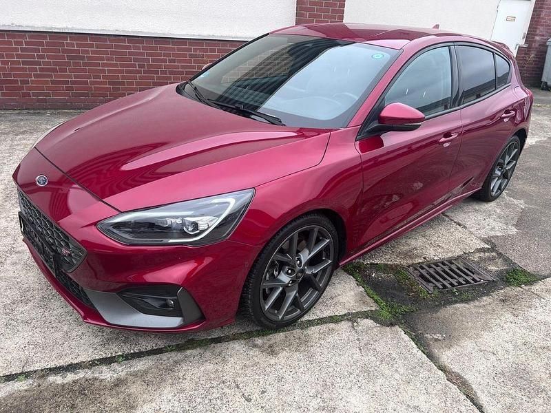 Rot Gebraucht 2020 Ford Focus ST Limousine | 19.280 € (Fairer Preis) - Bild 1/4