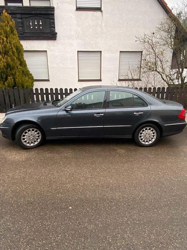 Grau Gebraucht 2007 Mercedes E200 Limousine | 4.690 € (Guter Preis) - Bild 1/4