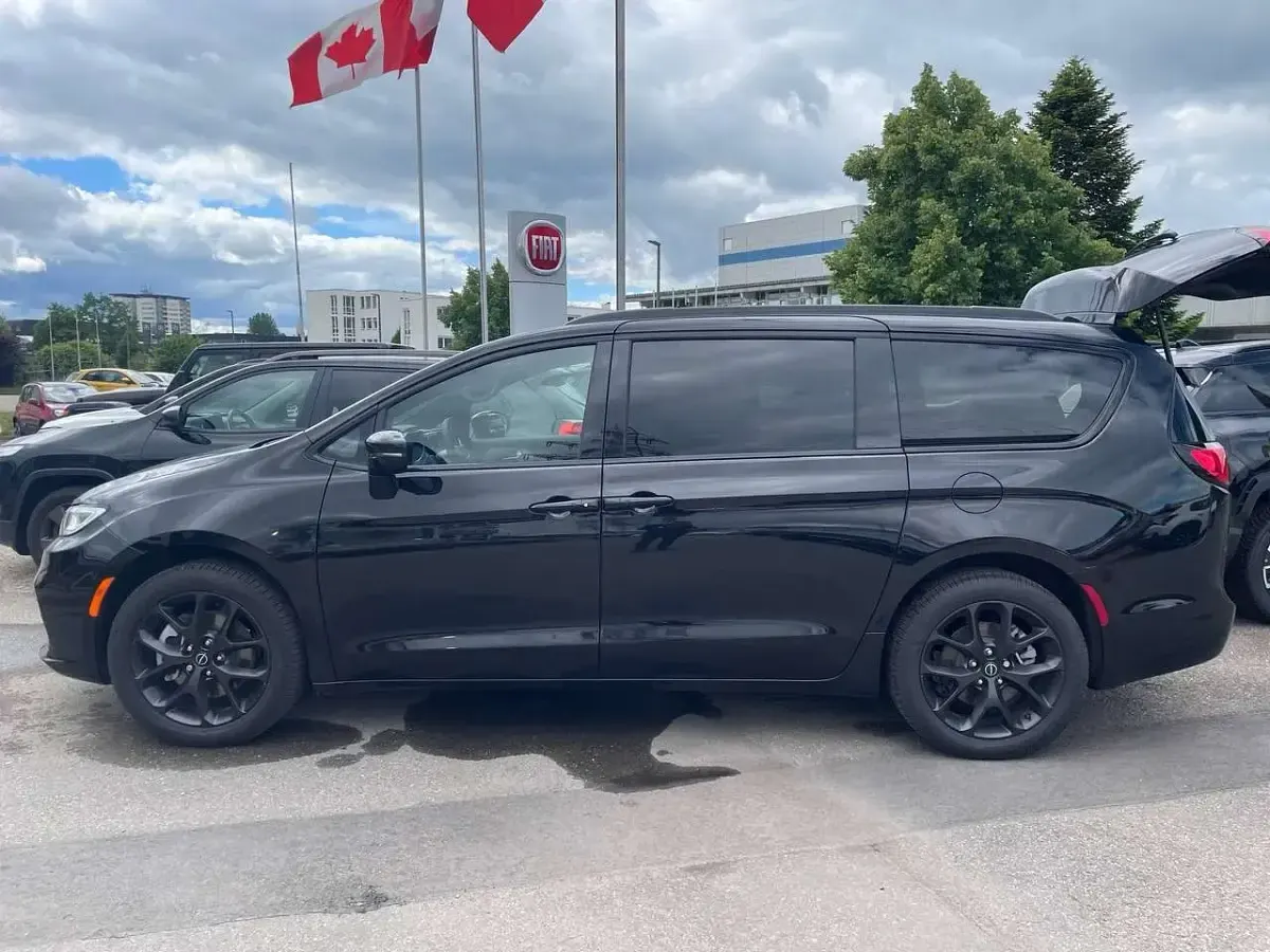 Neu Chrysler Pacifica Limited 291 PS (214 kW) 2025 Chrystal black Van