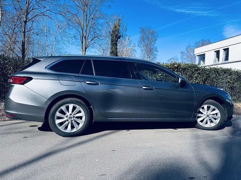 Gebraucht Skoda Superb Selection 150 PS (110 kW) 2024 Grau Kombi