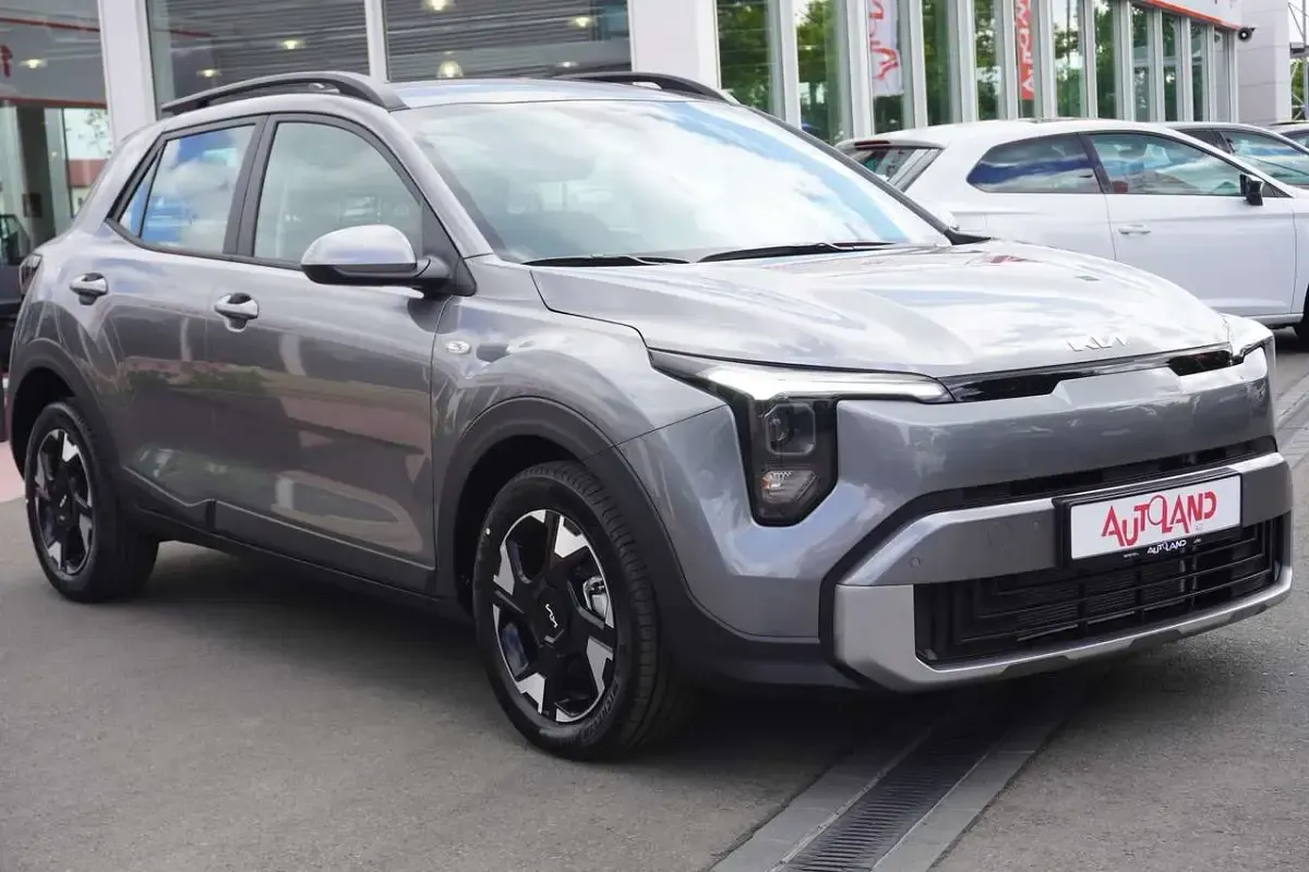 Neu Kia Stonic 101 PS (74 kW) 2025 Grau SUV