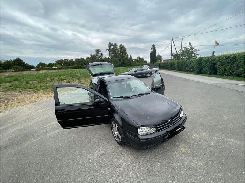 Schwarz Gebraucht 2002 VW Golf IV Basis Limousine | 1.000 € (Guter Preis) - Bild 1/4