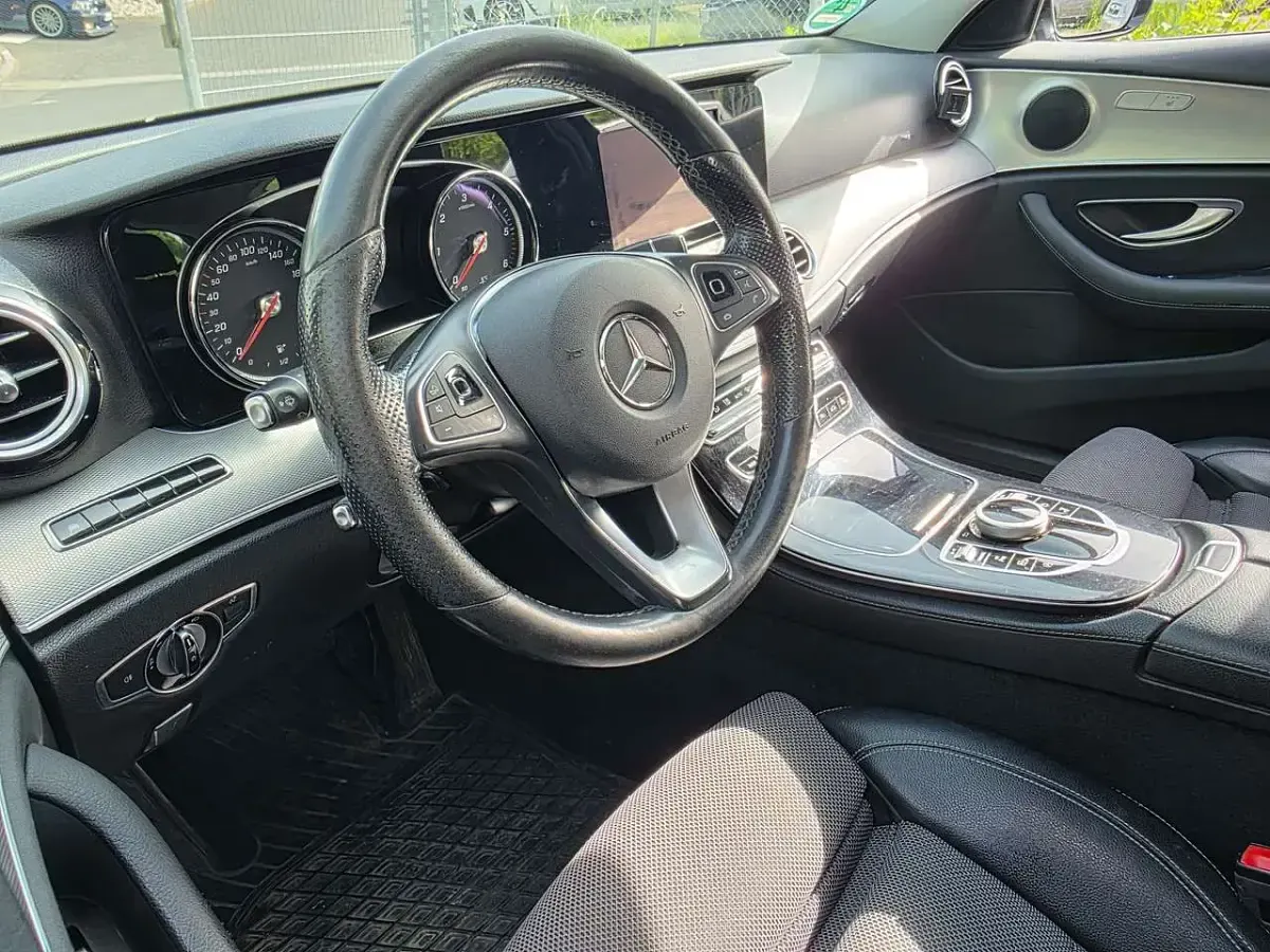 Gebraucht Mercedes E220 194 PS (142 kW) 2017 Iridiumsilber Kombi