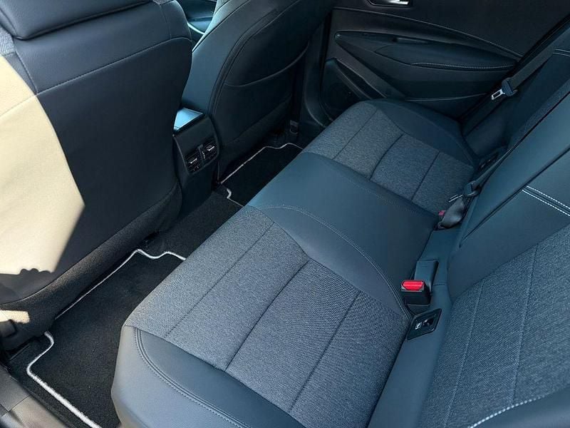 Neu Toyota Corolla 196 PS (144 kW) 2025 209 mysticschwarz schwarz Kombi