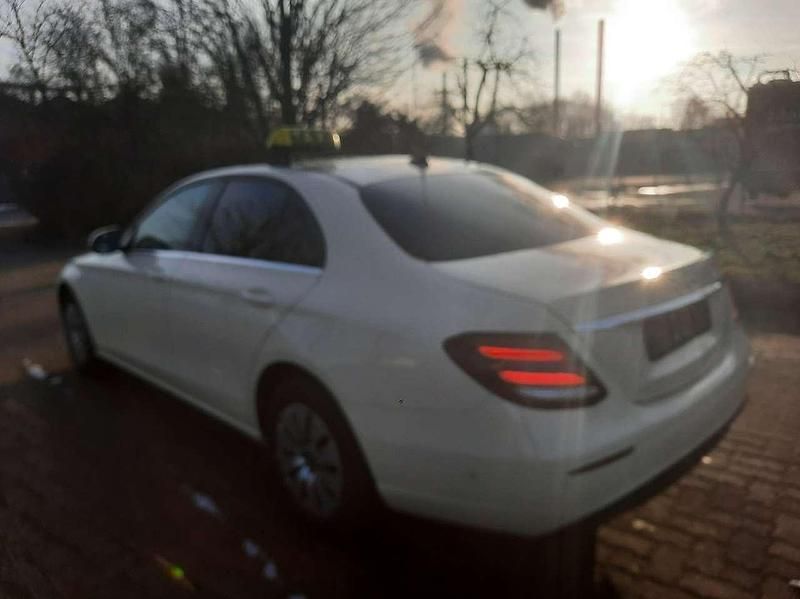 Gebraucht Mercedes E220 194 PS (142 kW) 2020 Hellelfenbein  unilack Limousine