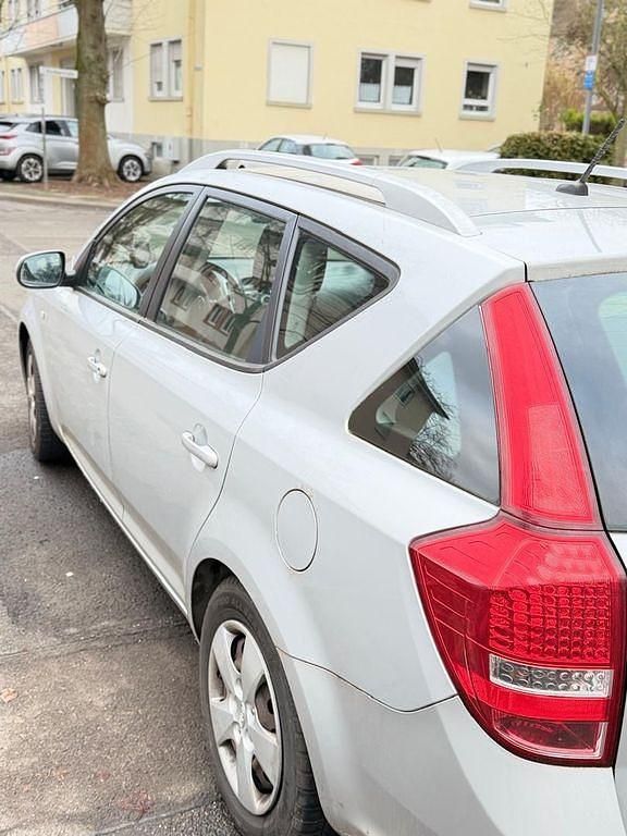 Gebraucht Kia Ceed Spirit 125 PS (91 kW) 2011 Silber Kleinwagen