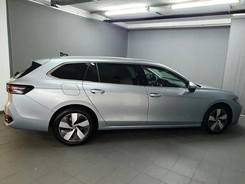 Gebraucht VW Passat Elegance 150 PS (110 kW) 2025 Oyster silver Kombi