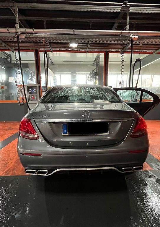 Gebraucht Mercedes E220 Exclusive 194 PS (142 kW) 2016 Grau Limousine