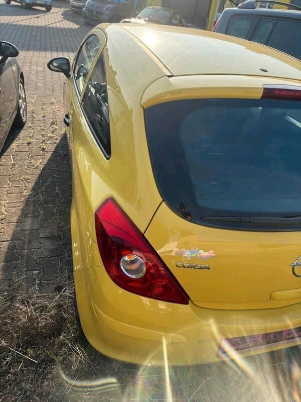 Gelb Gebraucht 2009 Opel Corsa Limousine | 1.899 € (Guter Preis) - Bild 1/4