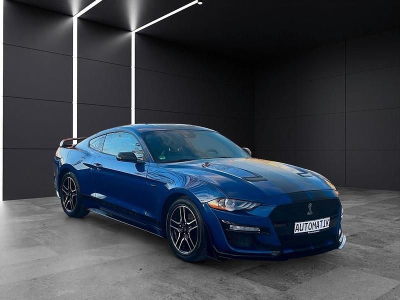 Blau Gebraucht 2022 Ford Mustang Fastback Coupé | 28.990 € (Fairer Preis) - Bild 1/4