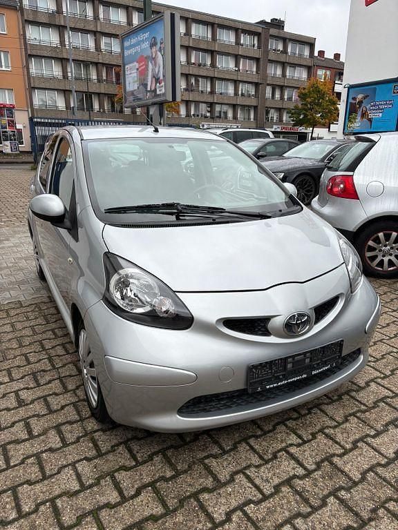 Silber Gebraucht 2006 Toyota Aygo City Kleinwagen | 3.600 € (Teuer) - Bild 1/4