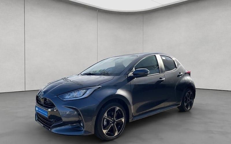 Neu Toyota Yaris Hybrid Style 131 PS (96 kW) 2025 Grau Limousine