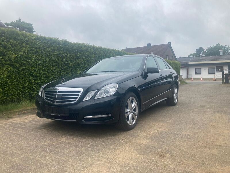 Schwarz Gebraucht 2011 Mercedes E300 Avantgarde Limousine | 10.850 € (Fairer Preis) - Bild 1/4
