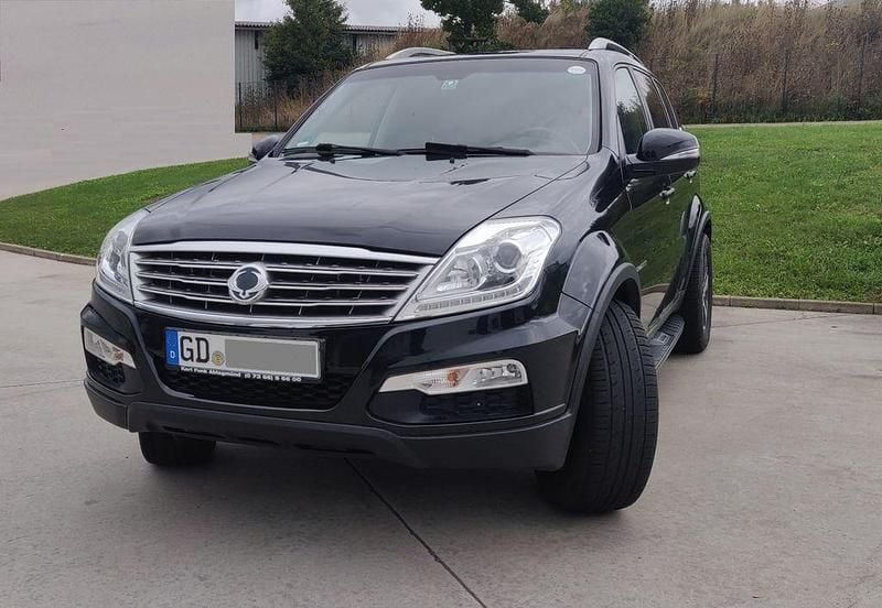 Schwarz Gebraucht 2017 Ssangyong (KGM) Rexton Sapphire SUV | 17.400 € - Bild 1/4
