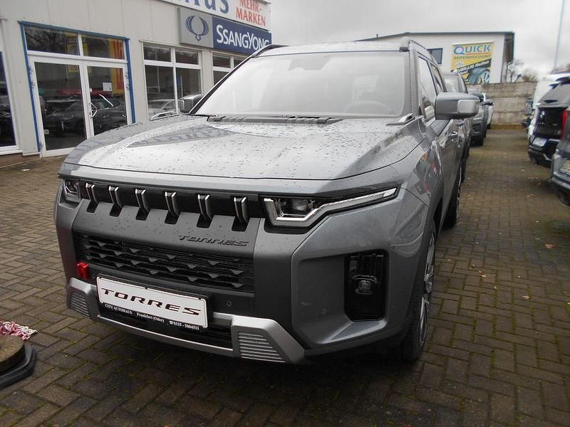 Grau Neu 2025 Ssangyong Torres SUV | 39.372 € - Bild 1/4