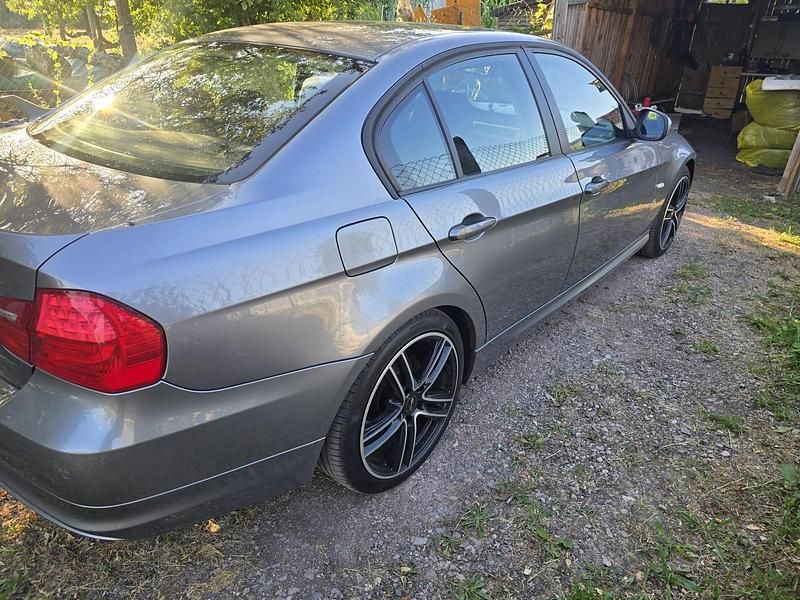 Gebraucht BMW 318 140 PS (102 kW) 2009 Silber Limousine
