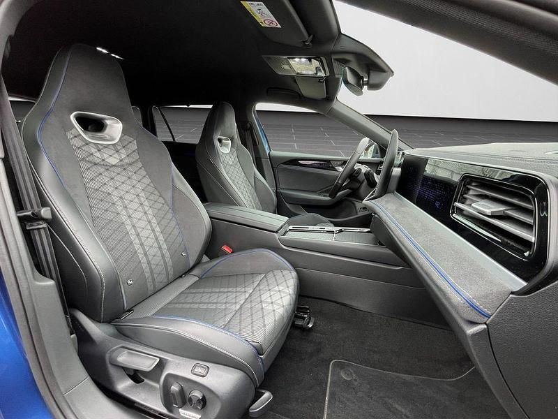 Gebraucht VW Passat R-line 150 PS (110 kW) 2025 Reef blue metallic (metallic) Kombi