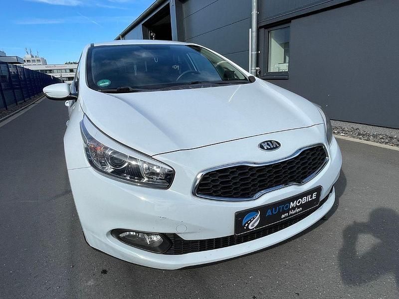 Weiß Gebraucht 2015 Kia Ceed Edition 7 Limousine | 6.990 € (Fairer Preis) - Bild 1/4