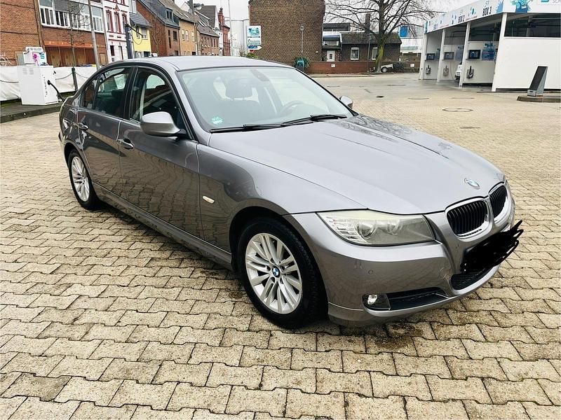 Grau Gebraucht 2011 BMW 318 Limousine | 5.300 € (Guter Preis) - Bild 1/4