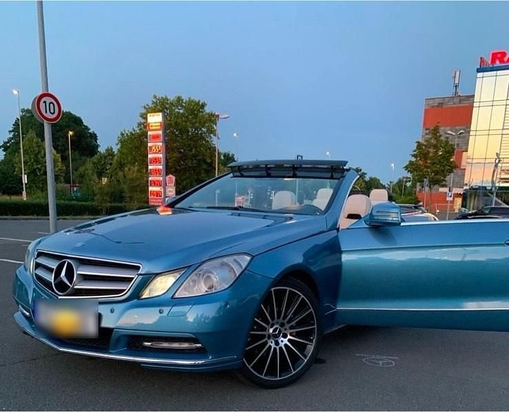 Gebraucht Mercedes E220 170 PS (125 kW) 2011 Blau Cabrio