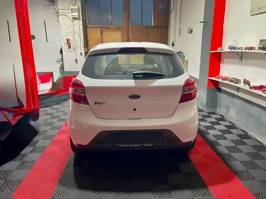 Gebraucht Ford Ka Plus Basis 69 PS (50 kW) 2018 Weiß Kleinwagen