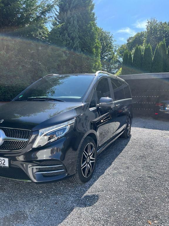 Grau Gebraucht 2020 Mercedes V300 Avantgarde Edition Van / Kleinbus | 51.500 € (Fairer Preis) - Bild 1/4
