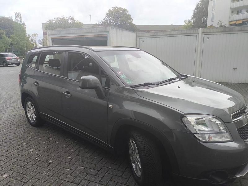 Grau Gebraucht 2012 Chevrolet Orlando LT Van / Kleinbus | 8.000 € (Fairer Preis) - Bild 1/4