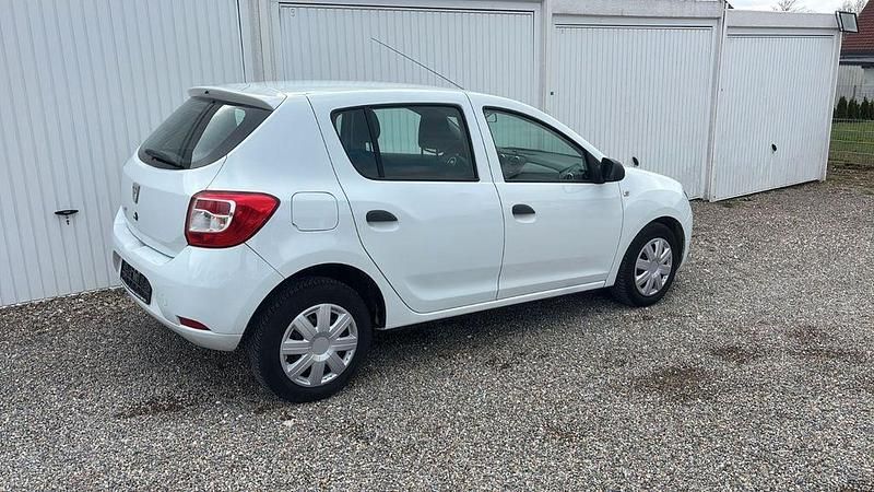 Gebraucht Dacia Sandero 75 PS (55 kW) 2013 Weiß Limousine