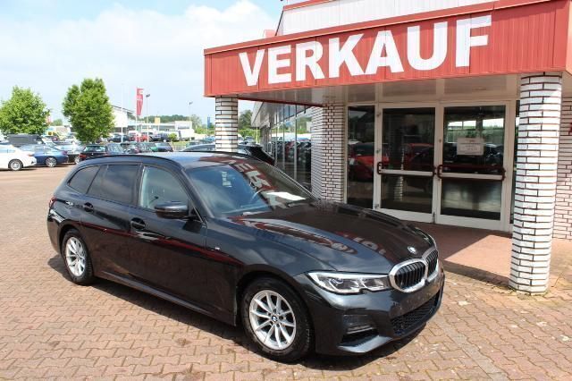 Black sapphire metallic Gebraucht 2022 BMW 318 M Sport Kombi | 30.990 € (Fairer Preis) - Bild 1/4