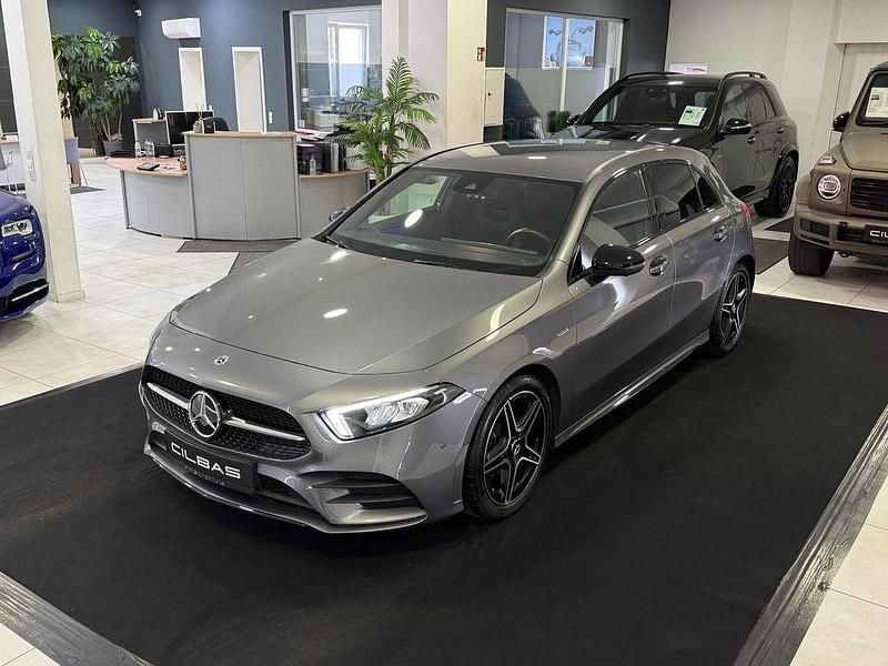 Grau Gebraucht 2021 Mercedes A180 AMG line Limousine | 27.900 € (Fairer Preis) - Bild 1/4