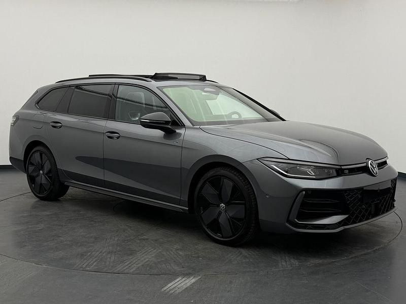 Neu VW Passat R-line 193 PS (141 kW) 2026 Grenadilla black metallic Kombi