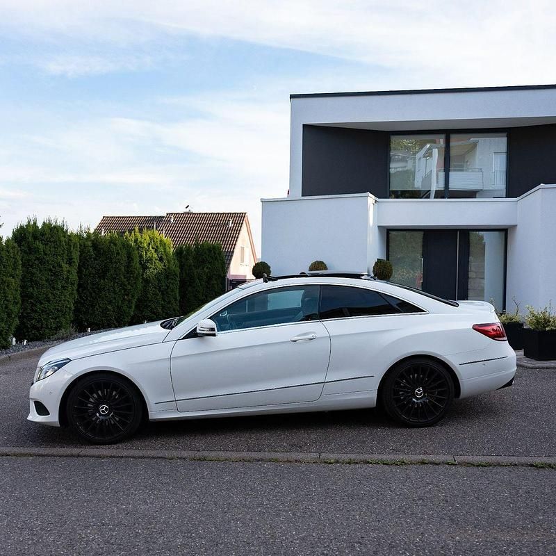 Weiß Gebraucht 2015 Mercedes E200 Coupé | 15.900 € (Guter Preis) - Bild 1/4