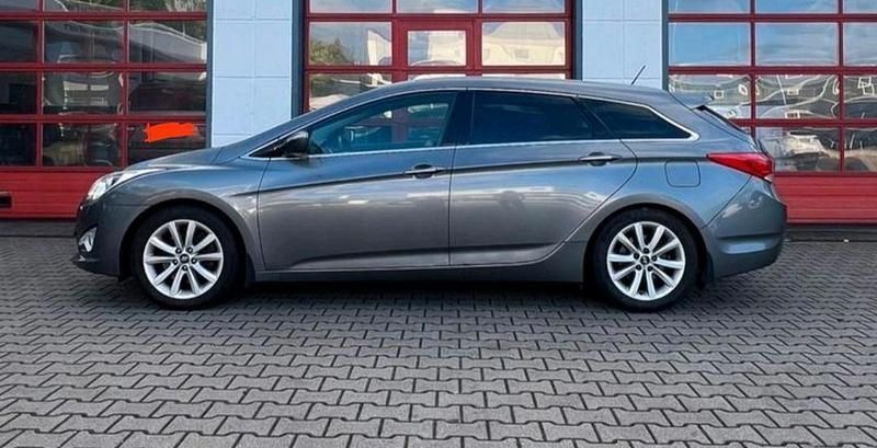 Grau Gebraucht 2011 Hyundai i40 Kombi | 6.750 € (Fairer Preis) - Bild 1/4