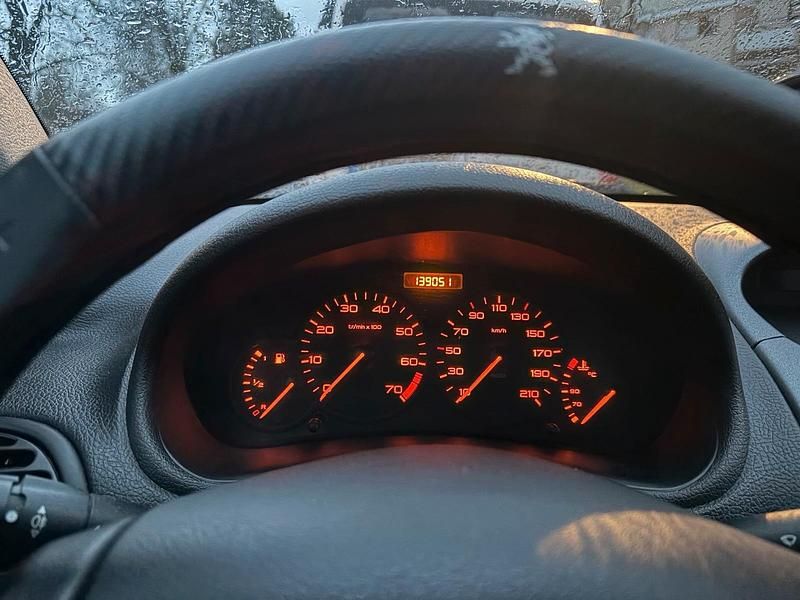 Gebraucht Peugeot 206 74 PS (54 kW) 2008 Silber Kleinwagen