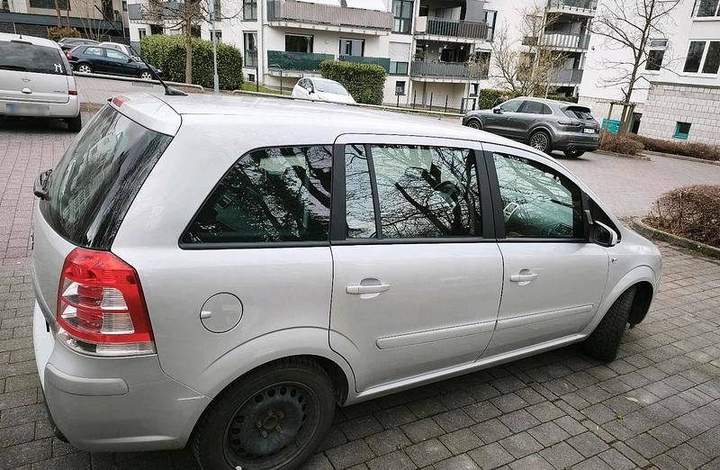 Usata Opel Zafira 2008 Argento Monovolume