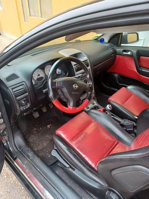 Second-hand Opel Astra 125 CP (91 kW) 2004 Negru Coupe