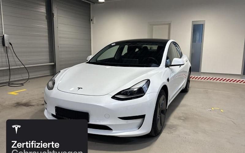 Weiß Gebraucht 2021 Tesla Model 3 Standard Range Limousine | 25.300 € (Fairer Preis) - Bild 1/4