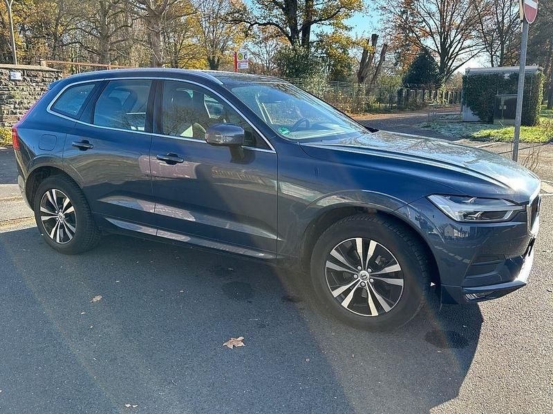 Blau Gebraucht 2020 Volvo XC60 Momentum SUV | 28.690 € (Guter Preis) - Bild 1/4