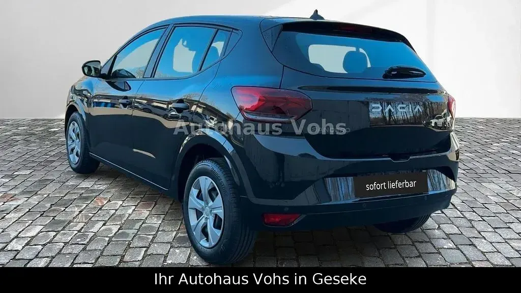 Neu Dacia Sandero Essentiel 91 PS (66 kW) 2025 Schwarz Limousine