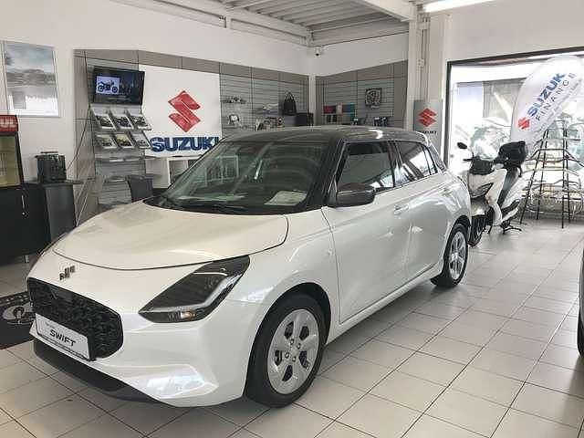 White pearlmineral gray met. Neu 2025 Suzuki Swift Comfort Kleinwagen | 19.990 € - Bild 1/4
