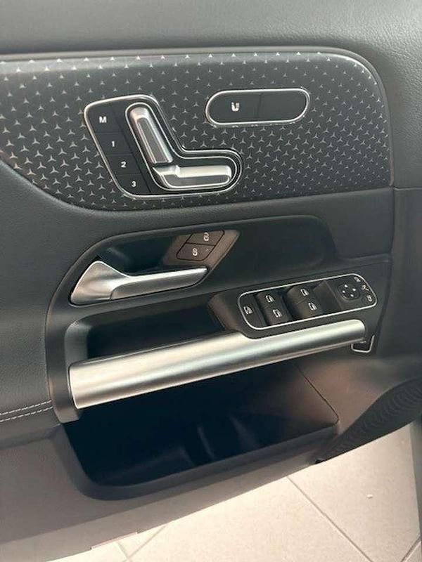 Gebraucht Mercedes GLA200 Night 150 PS (110 kW) 2024 Grau SUV