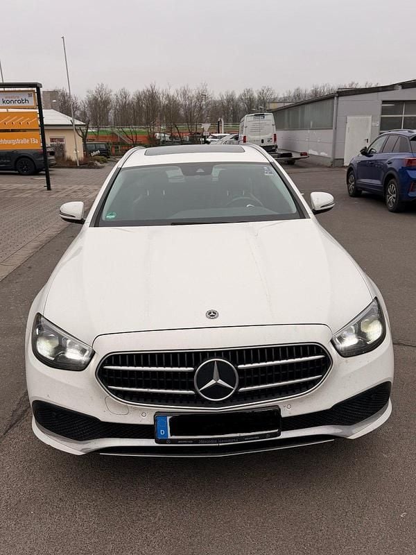 Weiß Gebraucht 2021 Mercedes E300 Limousine | 28.999 € (Fairer Preis) - Bild 1/4